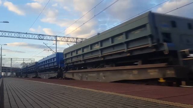 Vectron EU46-515 PKP Cargo z mieszanym towarowym i SM42-2477 CU z 2 wagonami wojskowymi PKPIC. +RP1 смотреть онлайн