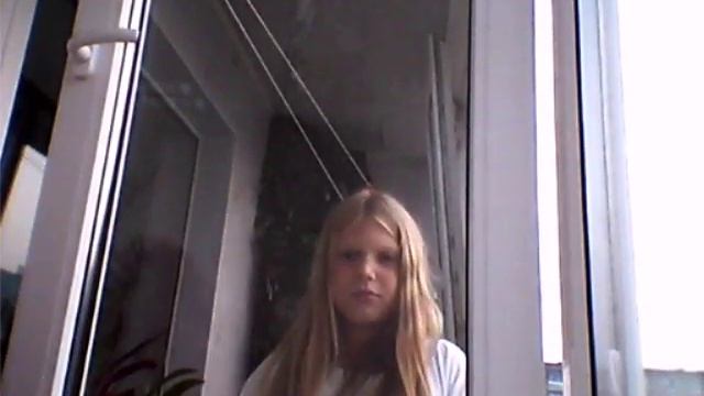 Алина показывает новости часа.Очень смешное видео смотреть онлайн