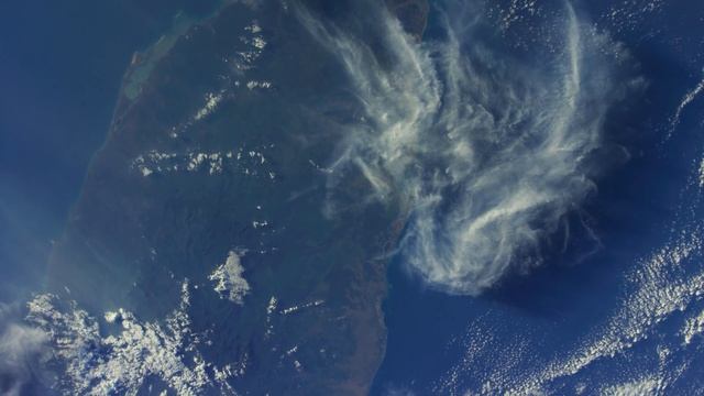Views From Space // 1 Hour of Earth in Orbit 4K Ultra High Definition. смотреть онлайн