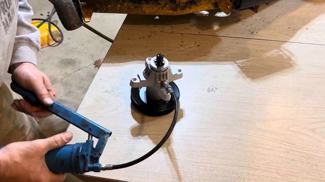 Replacing Mower Deck Spindles on a Cub Cadet 1050 смотреть онлайн