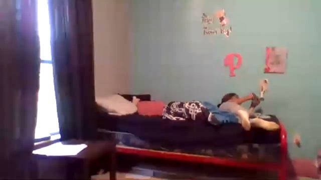 spying on my little sister!!! hope she dont see the hidden camera on her dresser!!! **PRANK ON HER* смотреть онлайн