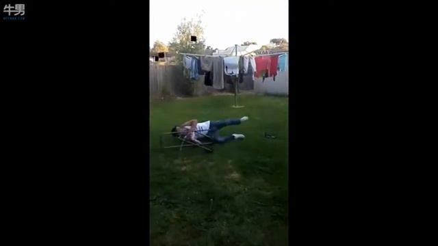Дебил + тележка = угарный трюк! смотреть онлайн