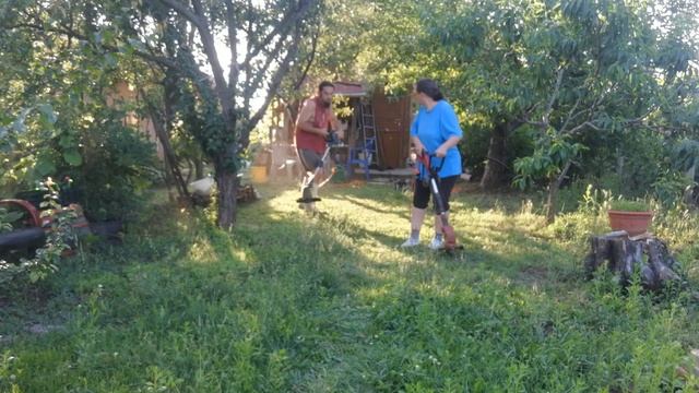 Porszívózás a kertben | Fűnyírás kettesben смотреть онлайн