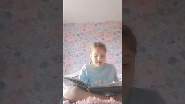 Читаю книгу про Гагарина
