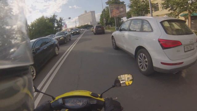 Нафига тебе спортбайк: скутерист дрюкает литровые спортбайки в агрессивном траффике по центру Москвы смотреть онлайн