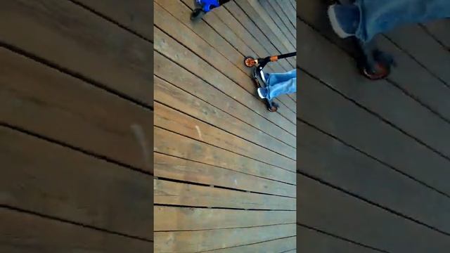 МУЖИКИ ДЕЛАЮТ ТРЮКИ НА СКУТЕРАХ смотреть онлайн