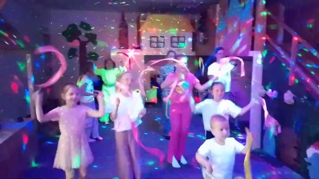 💖👑 Окунитесь в мир гламура и красоты вместе с самой крутой Барби! Приглашаем вас на праздник смотреть онлайн