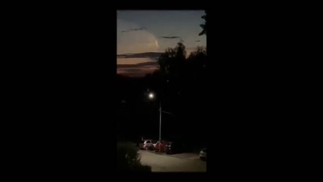 И это не НЛО! Когда мы смотрим в небо, космические корабли иногда бороздят его просторы.... смотреть онлайн