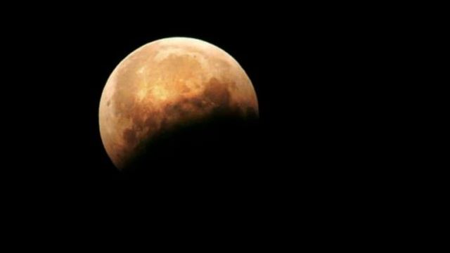 Одновременно три астрономических явления Лунное затмение, Суперлуние смотреть онлайн