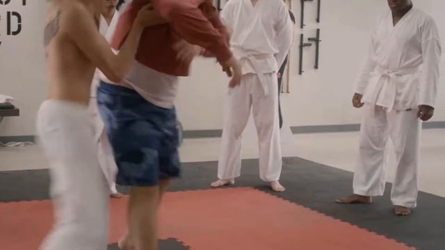 Falcão espanca o Valentão - Cobra Kai 03X06 смотреть онлайн