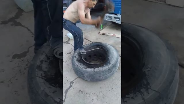 Грузовой шиномонтаж вручную. смотреть онлайн
