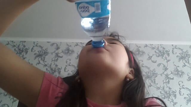 Выпела за 56 секунд целую бутылку воды смотреть онлайн