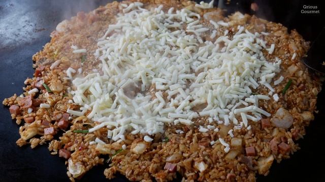 Seafood Kimchi Fried Rice with Ham & Cheese │ Hongdae, Seoul │ Restaurant Food in Korea смотреть онлайн