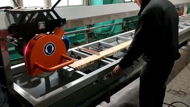 Кромкообрезной станок однопильный ПР-620МСПП укомплектованный ленточным конвейером смотреть онлайн