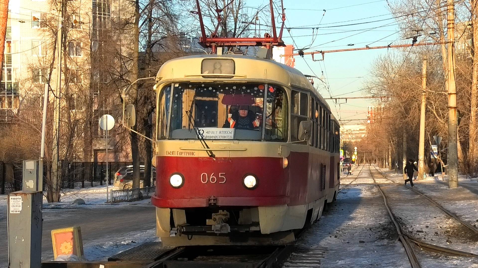 Трамвай Екатеринбурга Tatra T3SU СМЕ борт. №065/066 маршрут 8 следует по улице Кузнецова смотреть онлайн