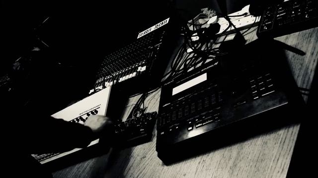 Roland TR-909 mono out straight into the S-CAT Filter/Phaser смотреть онлайн