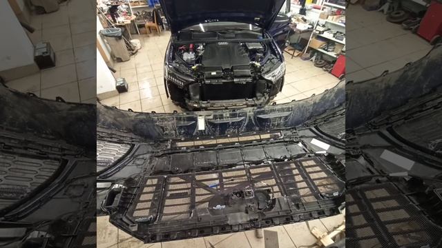 Ауди Ку 7 2021 установка защитной сетки радиатора в бампер.