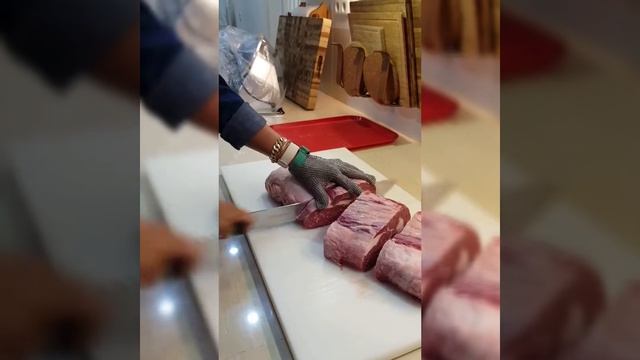 How to cut chilled ribeye for roast and steaks Tokusen wagyu beef mbs 4-5 смотреть онлайн