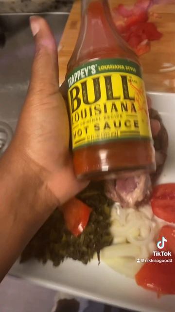 Ham hock, mixed greens, onions and tomatoes смотреть онлайн