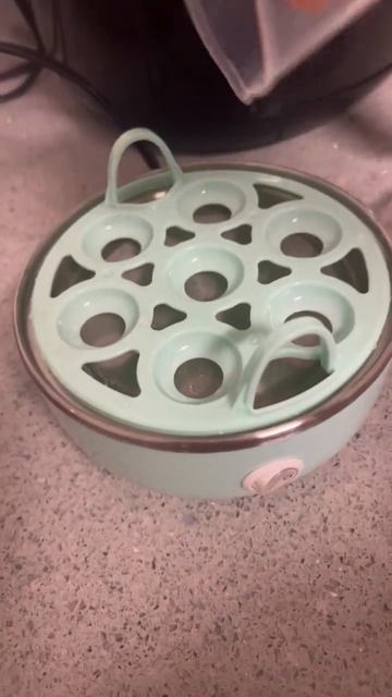 Elite Gourmet EGC115M Easy Egg Cooker Electric 7-Egg Capacity, Soft, Medium, Hard-Boiled Egg смотреть онлайн