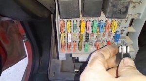 Ищу где же находится реле бензонасоса. Опель Вектра а 1.6