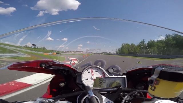 Максималка нового BMW S1000RR'2015 на Moscow Raceway - круче, чем Honda CBR1000 RR смотреть онлайн
