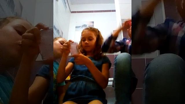 У Кати день рождения!!! Какие слаймы подарили её подруги? смотреть онлайн