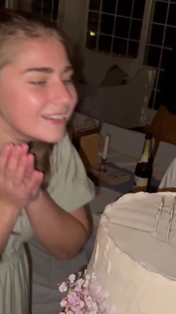 Самое долгое задувание свечей на торте / Такого она точно не ожидала смотреть онлайн