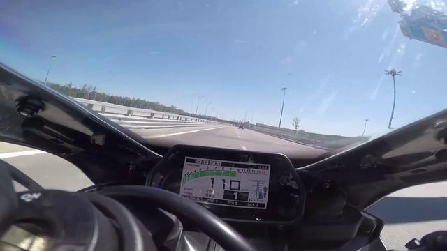 Как надо на байке поворачивать направо, чтобы вас не подрезал автомобиль смотреть онлайн