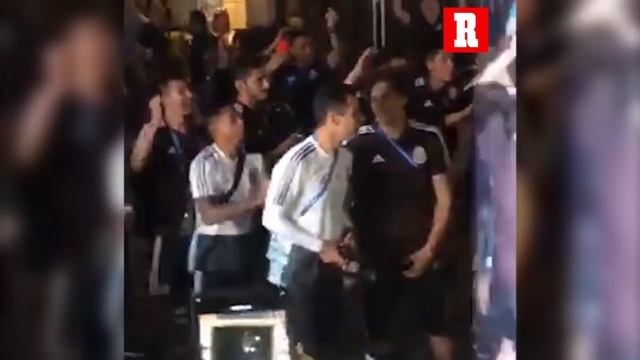 Aficionados tricolores dan serenata a la Selección y jugadores agradecen en persona смотреть онлайн