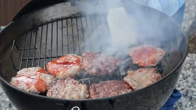 How to grill a great burger-Fire butter burgers with Rowdy Roots BBQ смотреть онлайн