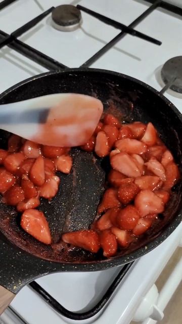 слойки с сочной начинкой из клубники смотреть онлайн