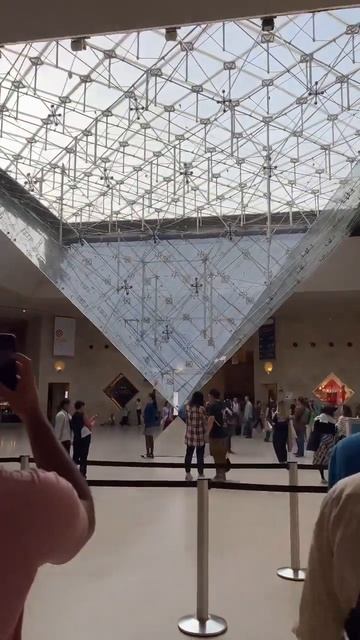 Quick review of Louvre#louvremuseum #shortsvideo #лувр #париж #paris смотреть онлайн