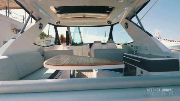 Sea Ray 320 Sundancer Coupe (2021) with Triple Mercury 250 HP Outboard Engines - Boat Review