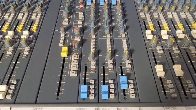 Mixing new Homespun Centaurs single on the Soundcraft Sapphyre смотреть онлайн