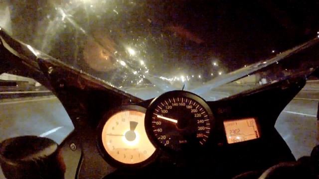 Красотки и мотоциклы. Девочка Соня на гипербайке BMW против мальчика на спортбайке Yamaha смотреть онлайн