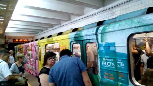 "Літній час пік" Другий по рахунку забитий склад Київського метро ст.Святошин смотреть онлайн
