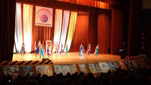 Девочка с ограниченными способностями поёт.