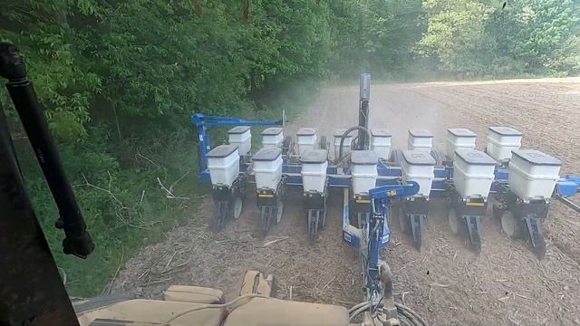 BIG farm equipment, LITTLE too wet. Planting soybeans Case iH and Kinze смотреть онлайн