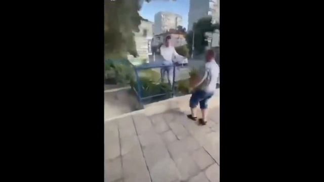 Киев. Магазин АТБ. Побил обидчика колбасой. смотреть онлайн