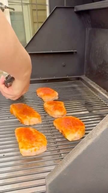 Traeger Boneless Pork Chops #short #shorts #howto #smokedmeat #porkchoprecipes #food #recipe #easy смотреть онлайн