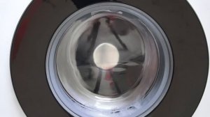 Звук стирки вещей в шумной стиральной машине