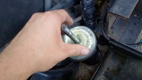 как поменять пружину кабины мерседес атего.