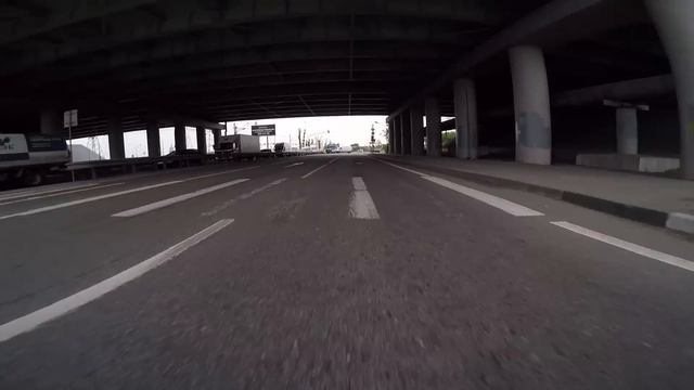 Учитесь ездить быстро и без суеты - опытный мотоциклист испугал новичка и спровоцировал ДТП на МКАД смотреть онлайн