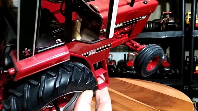 Ertl 1/16 IH 786 - Prestige Collection! смотреть онлайн