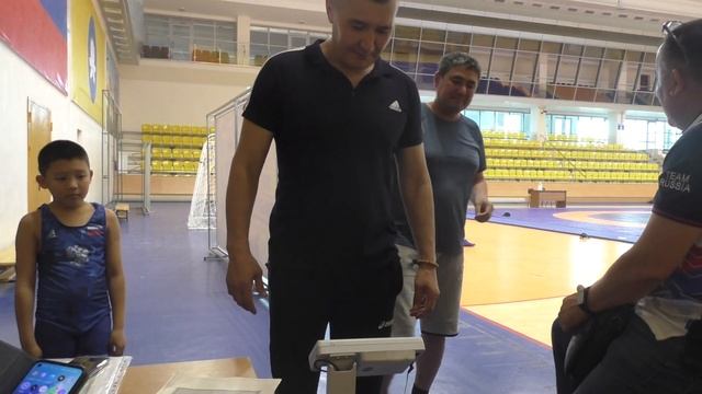 Взвешивание борцов на турнире в Элисте, 8 июня 2023. смотреть онлайн