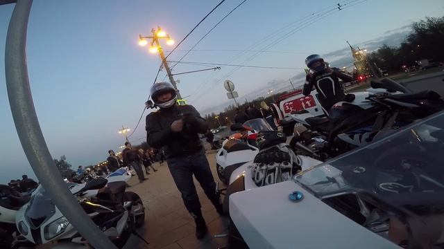 Красавица Настя бодро ездит на своем литровом спортбайке BMW S1000RR, после Suzuki GSX-R600 смотреть онлайн