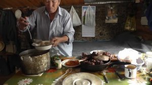 Петр Романович готовит сэлиэй с головы. Октябрь 2023