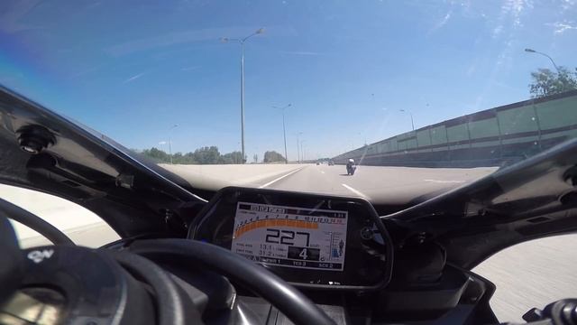 Бессмысленные гонки. Часть 3. Yamaha R1'2015 против BMW S1000RR'2015 смотреть онлайн