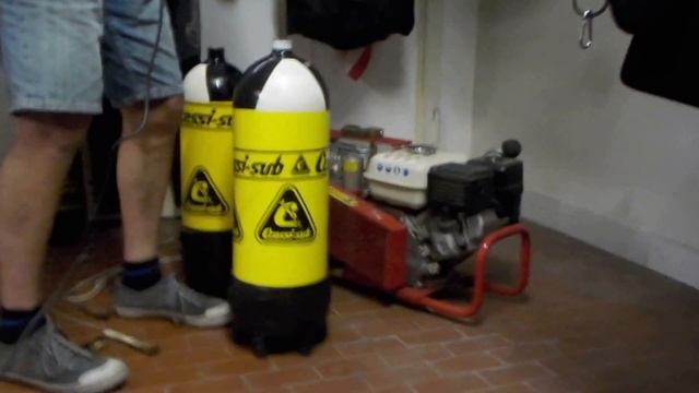 Pulizia interna bombole subacquee смотреть онлайн